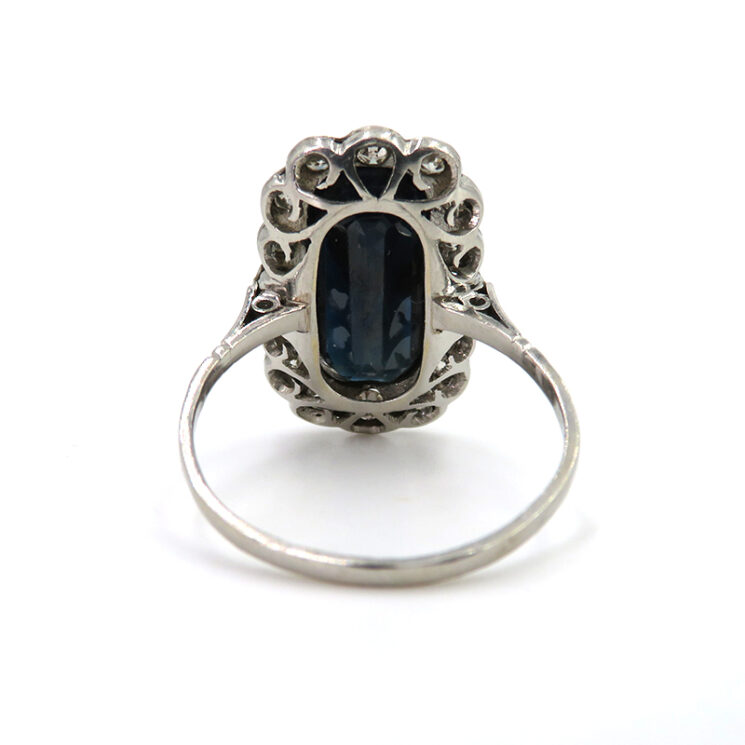 Antiker Ring mit Saphir und Diamanten